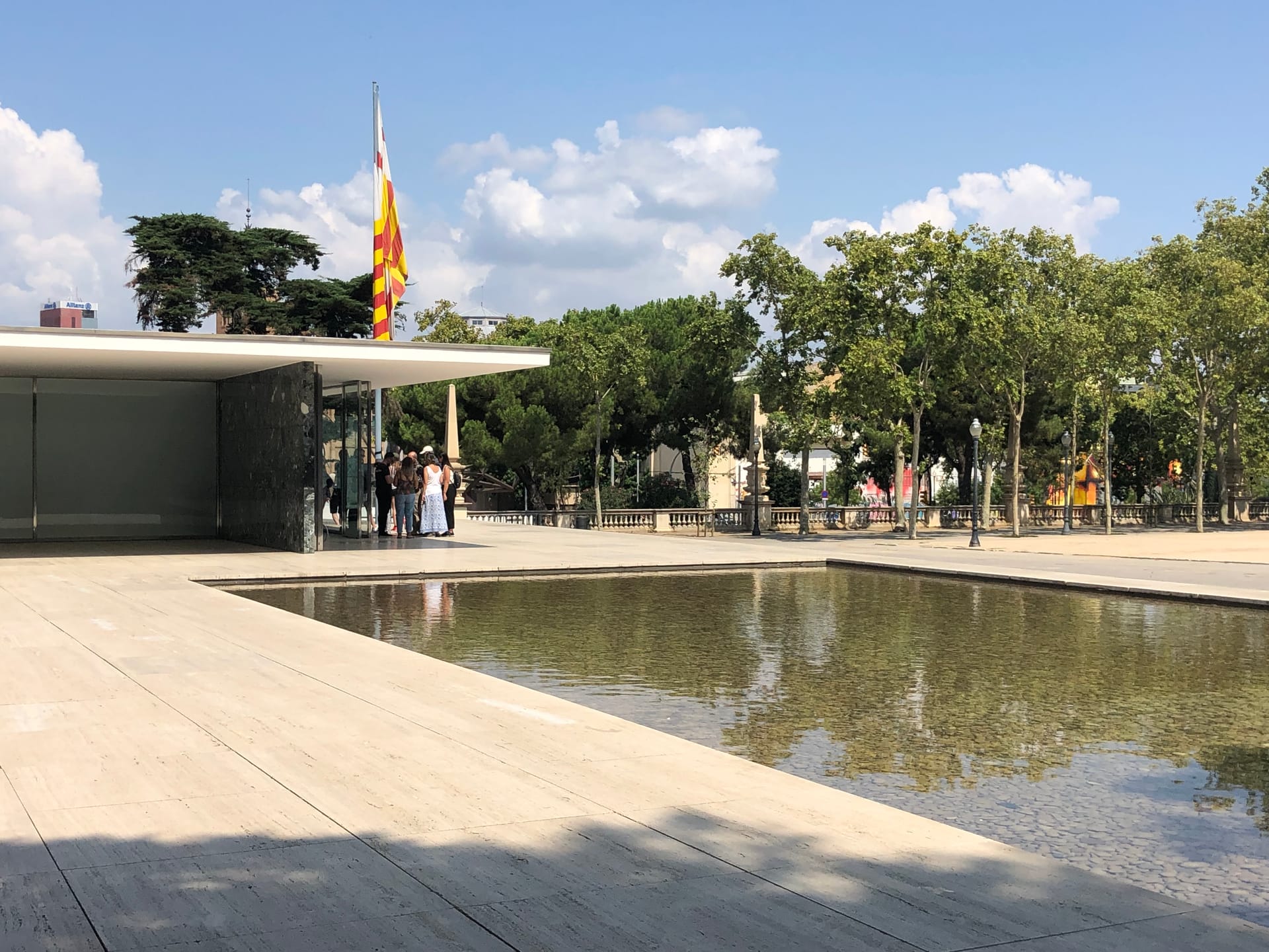 The floor comes in two kinds: a travertine floor you can walk on, and water features filled with shallow water.

The boundaries between floor and water, and the joints, rest on a uniform 1.09 m × 1.09 m grid, and the lengths of the walls likewise follow this grid system.