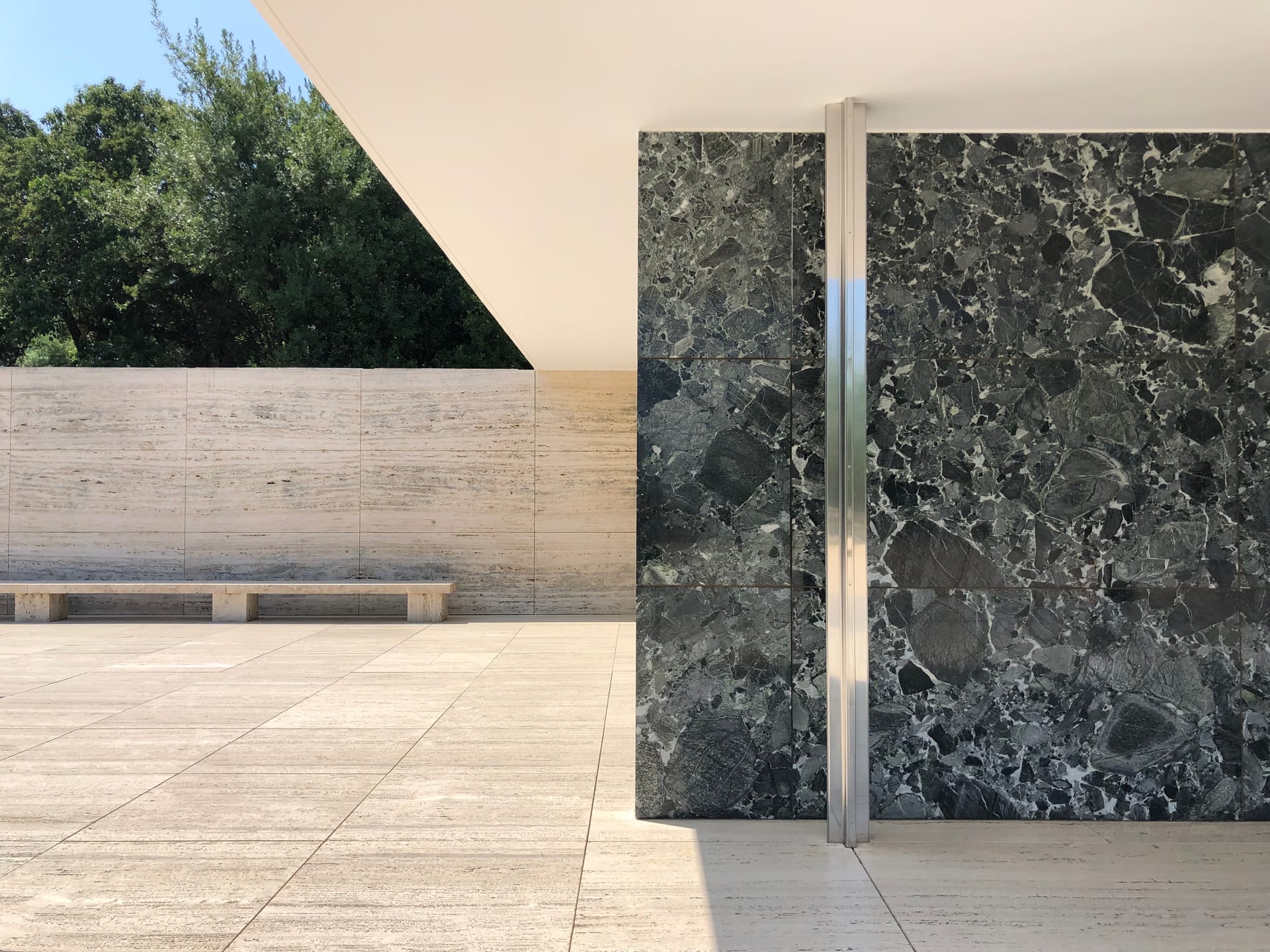 The edges of the roof never align with the wall lines, nor meet the walls' endpoints; they sit on the same 1.09 m × 1.09 m grid as the floor.

The columns that actually support the roof are likewise placed at regular intervals, never coinciding with a wall surface.